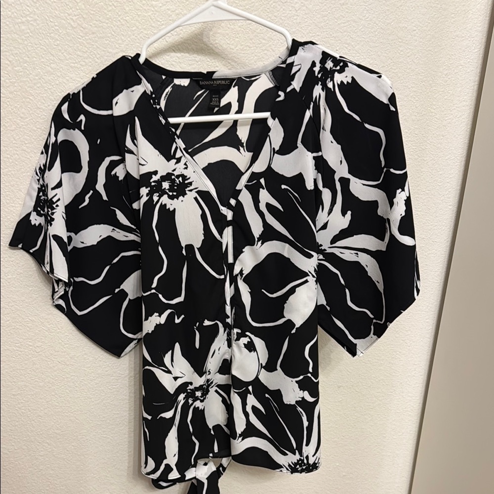 Banana Republic Black Market Monochrome Floral kimono top
